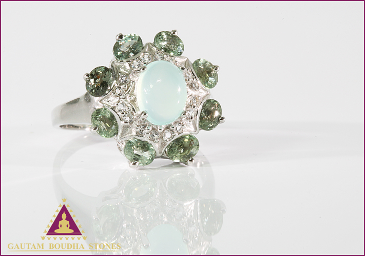 Bague en argent 925, une calcédoine entourée de saphirs verts Bague en argent 925, une calcédoine entourée de saphirs verts
