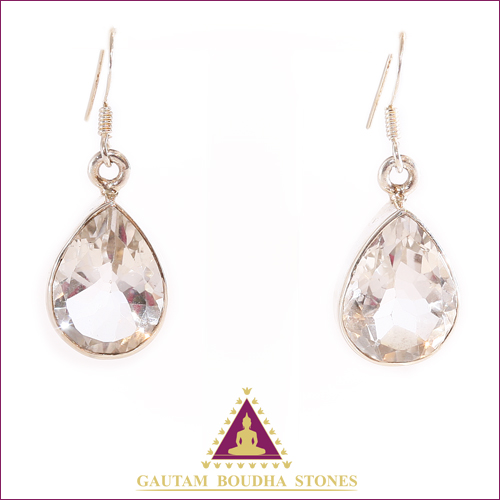 Boucles d'oreilles en argent 925. Cristal de roche. Longueur 3cm. Boucles d'oreilles en argent 925. Cristal de roche. Longueur 3cm.