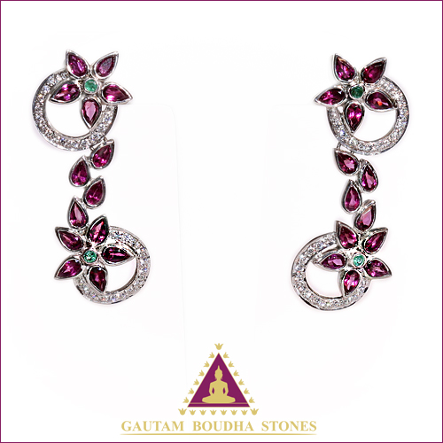 Boucles d'oreilles en argent 925. Rhodolites et émeraudes. Longueur 5cm Boucles d'oreilles en argent 925. Rhodolites et émeraudes. Longueur 5cm