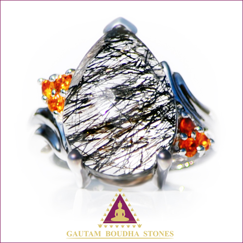 Bague en argent 925, un quartz tourmaliné et six petites hessonites Bague en argent 925, un quartz tourmaliné et six petites hessonites
