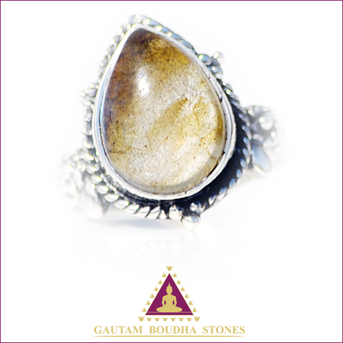 Bague en argent 925, une labradorite en forme de poire Bague en argent 925, une labradorite en forme de poire
