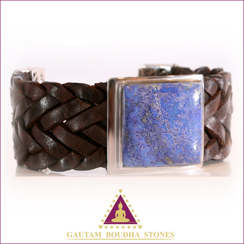 Bracelet en cuir marron. Une pierre carrée en lapis-lazuli 3cm X 3cm. Longueur 18cm Bracelet en cuir marron. Une pierre carrée en lapis-lazuli 3cm X 3cm. Longueur 18cm