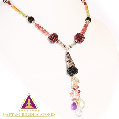 Collier en argent 925. Tourmaline, améthyste, péridot, citrine et onyx noir. Tour de cou 35cm Collier en argent 925. Tourmaline, améthyste, péridot, citrine et onyx noir. Tour de cou 35cm