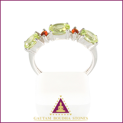 Bague en argent 925, trois péridots et deux hessonites Bague en argent 925, trois péridots et deux hessonites