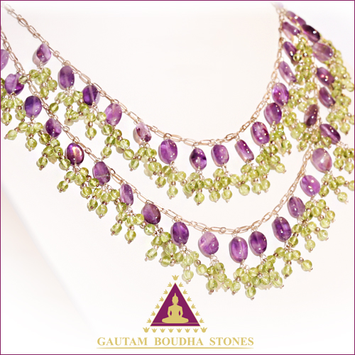 Collier en argent 925. Deux rangs d'améthystes et de péridots. Tour de cou 40cm Collier en argent 925. Deux rangs d'améthystes et de péridots. Tour de cou 40cm