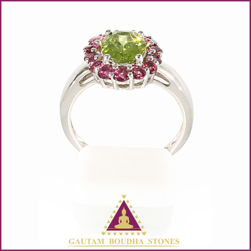 Bague en argent 925, un péridot entouré de rhodolites Bague en argent 925, un péridot entouré de rhodolites
