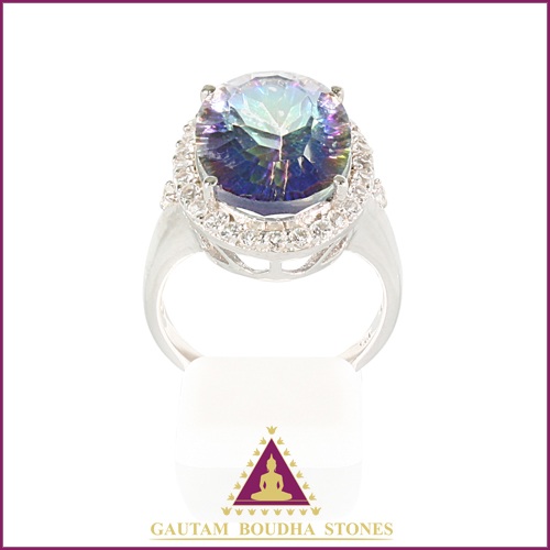 Bague en argent 925, un quartz mystique entouré de topazes blanches Bague en argent 925, un quartz mystique entouré de topazes blanches