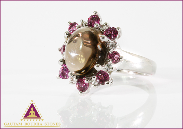 Bague en argent 925, un quartz fumé entouré de rhodolites de couleur rose et de topazes blanches Bague en argent 925, un quartz fumé entouré de rhodolites de couleur rose et de topazes blanches