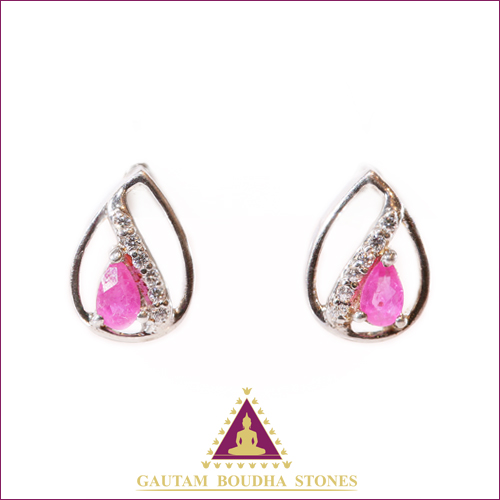 Boucles d'oreilles en argent 925. Rubis. Longueur 1cm Boucles d'oreilles en argent 925. Rubis. Longueur 1cm
