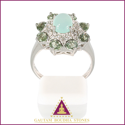Bague en argent 925, une calcédoine entourée de saphirs verts - vue de profil Bague en argent 925, une calcédoine entourée de saphirs verts - vue de profil