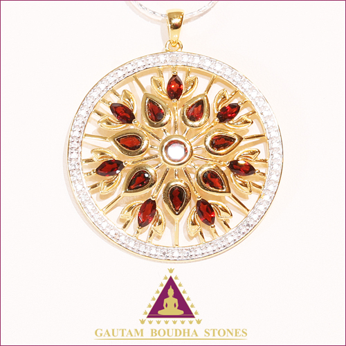 Pendentif en vermeil. grenat et topaze blanche. Diamètre 4cm Pendentif en vermeil. grenat et topaze blanche. Diamètre 4cm